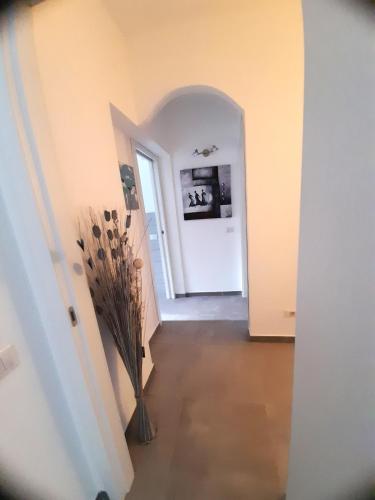 a hallway with a vase in the middle of a room at Dolce casa spiaggia&relax in Lotzorai