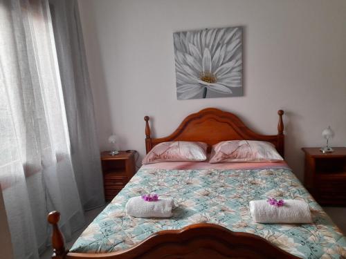 una camera con un letto con due cuscini sopra di Dolce casa spiaggia&relax a Lotzorai