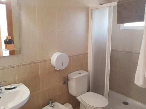 uma casa de banho com um WC, um lavatório e um chuveiro em Apartamentos Playamar em Isla Plana