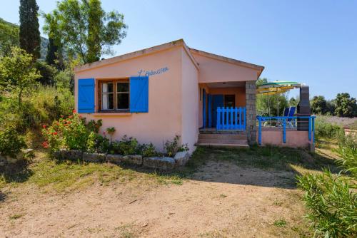 a small house with a blue door at Résidence Itylon in Cargèse