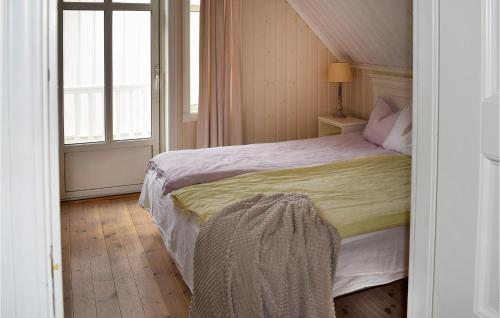 Postel nebo postele na pokoji v ubytování 3 Bedroom Nice Home In Holmsbu
