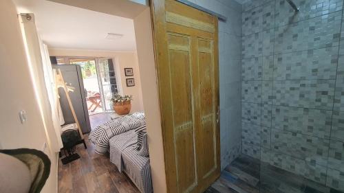 łazienka z prysznicem z drewnianymi drzwiami w obiekcie Apartment Casa Topic w mieście Blace