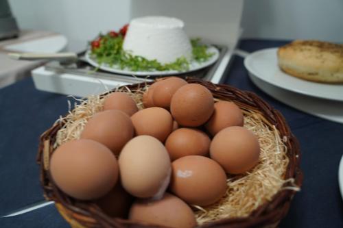 a basket of eggs sitting on a table at Hotel Parco Delle Agavi in Ischia