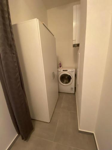 um pequeno quarto com um frigorífico e uma máquina de lavar roupa em Marcus- Modern Relaxing apartment em Děčín