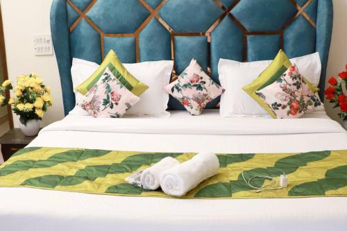 - un lit avec des serviettes et des oreillers dans l'établissement Divine India Service Apartment 3Bhk, 2B Saket, à New Delhi