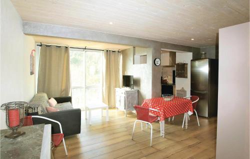 una sala de estar con una mesa y un sofá en Nice Apartment In Vals Les Bains, en Vals-les-Bains