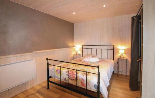 ヴァル・レ・バンにあるAmazing Apartment In Vals Les Bains With 1 Bedrooms And Wifiのベッドルーム1室(ベッド1台、照明2つ付)