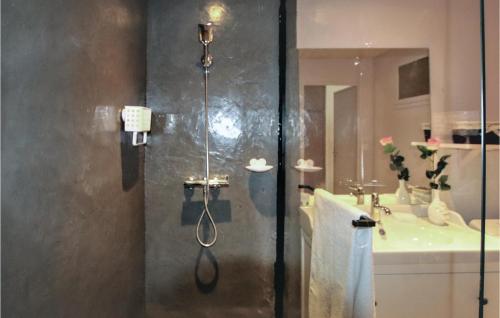 eine Duschkabine im Bad mit Waschbecken in der Unterkunft Nice Apartment In Vals Les Bains With House Sea View in Vals-les-Bains