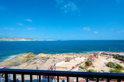 balcone con vista sull'oceano. di Islet Promenade Seafront Family Apartment with 2 balconies by Getawaysmalta a San Pawl il-Baħar