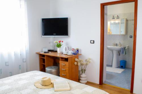 Room Adry with balcony, free parking & bikes