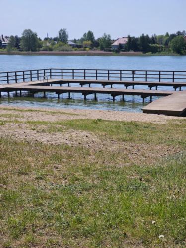 una fila di moli su un lago con un molo di Domek na jeziorem a Ostróda