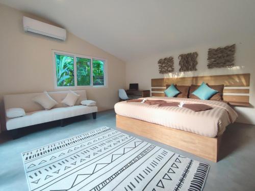 um quarto com uma cama grande e um sofá em Superb pool villa 5 bedrooms em Ban Tai