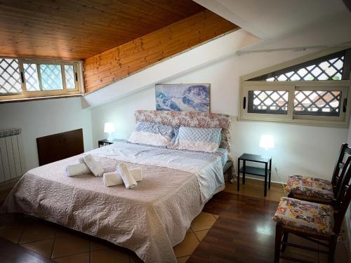 een slaapkamer met een bed met twee handdoeken erop bij Etna Green in Ragalna