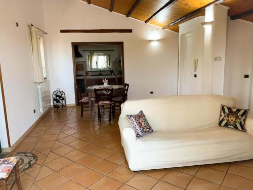 een woonkamer met een witte bank en een tafel bij Etna Green in Ragalna