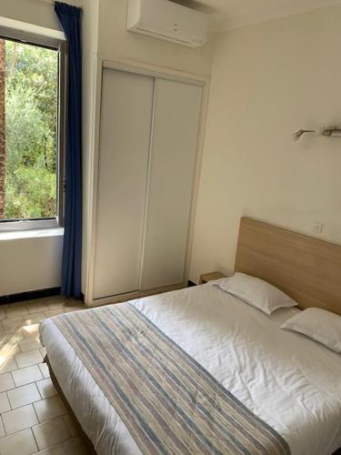 Postel nebo postele na pokoji v ubytování Hôtel Colombo- Porto Corse