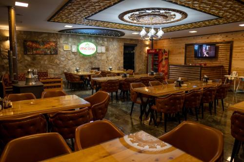 A restaurant or other place to eat at Mcora Tatil Köyü