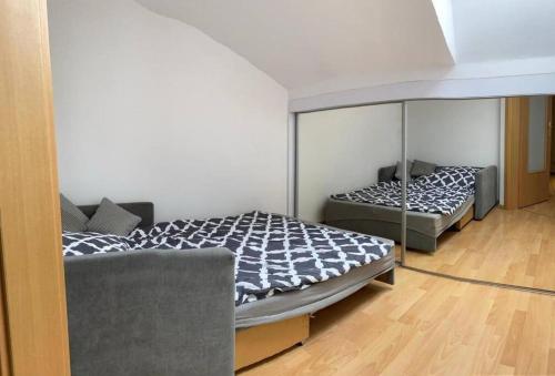 2 Betten befinden sich in einem Zimmer mit in der Unterkunft Apartament NOWY in Ostrowo