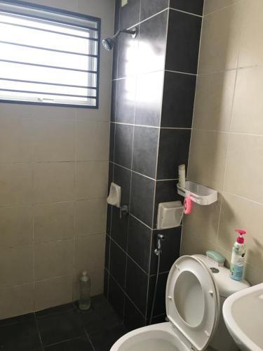 a bathroom with a toilet and a sink at AZ HomeStay Bandar Puncak Alam in Bandar Puncak Alam