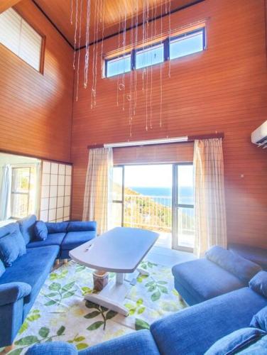 Ruang duduk di 【全室オーシャンビュー 海堪能 抜群景色】貸切一軒家 WIFI付/カラオケ無料/最大８名/無料駐車場