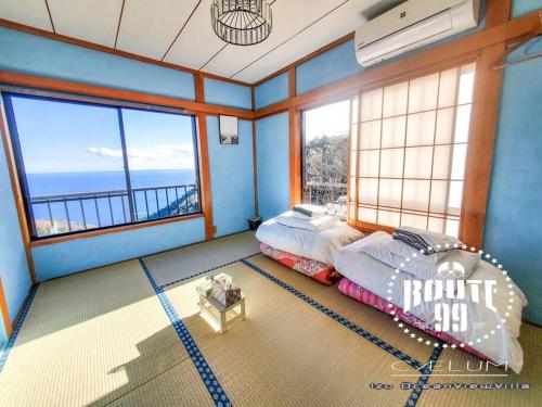 Katil atau katil-katil dalam bilik di 【全室オーシャンビュー 海堪能 抜群景色】貸切一軒家 WIFI付/カラオケ無料/最大８名/無料駐車場