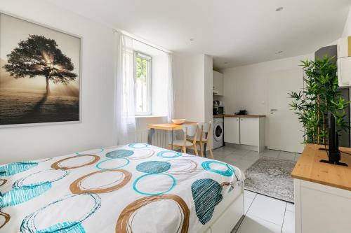 - une chambre avec un lit et un arbre sur le mur dans l'établissement Studio Cathédrale - Sainte-Madeleine, à Strasbourg