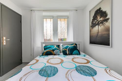 une chambre avec un grand lit dans une pièce dans l'établissement Studio Cathédrale - Sainte-Madeleine, à Strasbourg