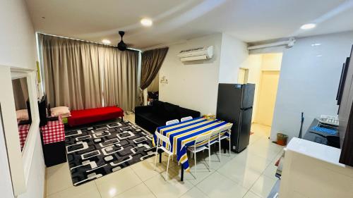 Vista Alam Roomstay Homestay في شاه عالم: غرفة معيشة مع طاولة وأريكة
