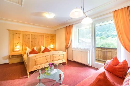 1 dormitorio con cama y ventana grande en Landhaus Angelika, en Gaschurn