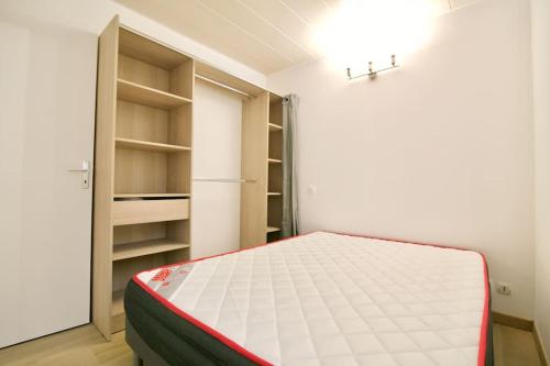 - une petite chambre avec un lit et un placard dans l'établissement T2 refait à neuf, au calme, piscine, parking privé, à La Seyne-sur-Mer