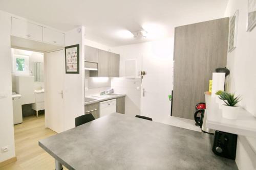 une cuisine et une salle à manger avec une table. dans l'établissement T2 refait à neuf, au calme, piscine, parking privé, à La Seyne-sur-Mer