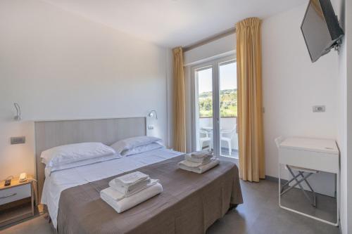 A bed or beds in a room at Pineto Resort