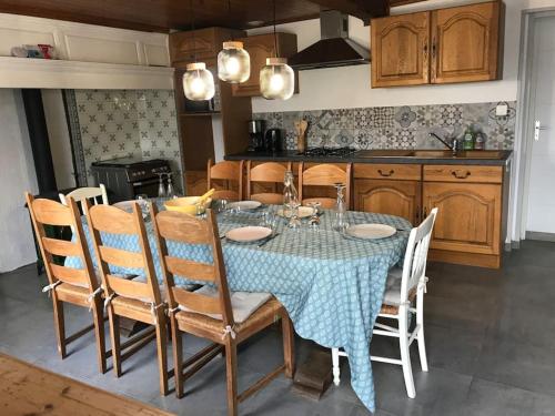 une cuisine avec une table et un chiffon bleu dans l'établissement Maison 3 étoiles - Côte d'Opale, à Lottinghen