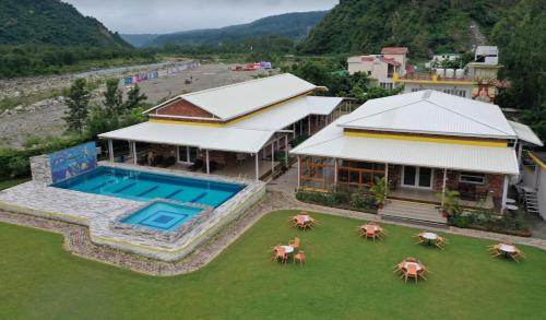 une vue aérienne d'un complexe hôtelier avec piscine dans l'établissement Four Banyans Spirit & Nature Resort, à Rāipur