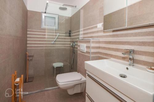 Ένα μπάνιο στο Apartment Marina