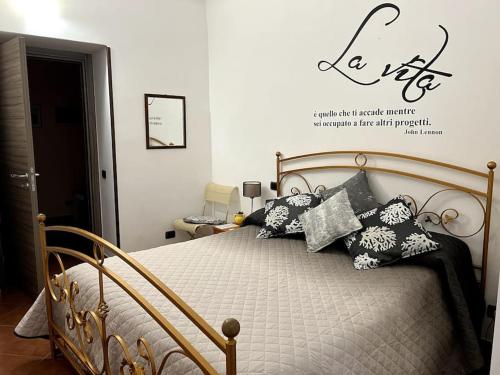 una camera da letto con un letto con cuscini sopra di Casa vacanze Mimí a Cefalù