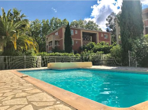 T2 refait à neuf, au calme, piscine, parking privé