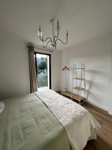 Un dormitorio con una cama grande y una ventana en Mon Rêve, en Breil-sur-Roya