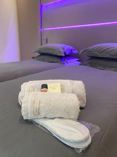 - un lit avec 2 lits et des serviettes dans l'établissement La Bastide des Rosiers, à Mallemort