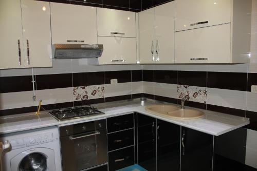 Una cocina o zona de cocina en LE JASMIN RESIDENCE bord de mer