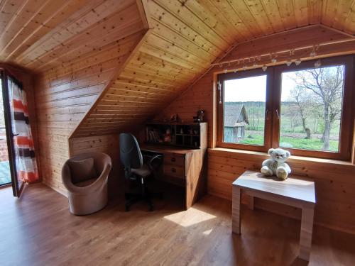 Cette chambre dispose d'un bureau et d'une fenêtre dans une cabine. dans l'établissement Apartament nad Zalewem, à Biszcza
