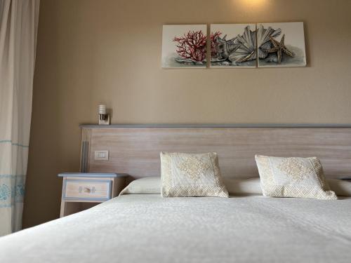 Una cama o camas en una habitación de Hotel Lu Pitrali