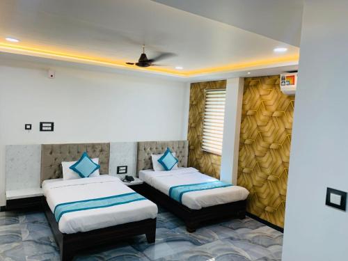 AkoliaにあるHotel Staywell,Pithampurの部屋にベッドが2つある部屋