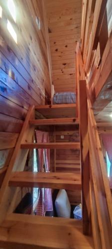 a wooden bunk bed in a log cabin at Seoski Turizam Feniks - apartman Ostrog in Kosjerić