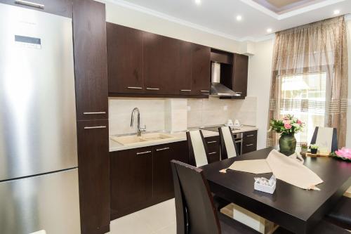 Virtuvė arba virtuvėlė apgyvendinimo įstaigoje Luxury apartment in the center of Larisa