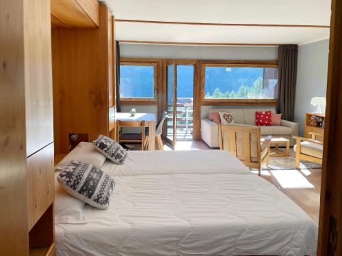een slaapkamer met 2 bedden en een woonkamer bij Cervinia Sky & Ski in Breuil-Cervinia