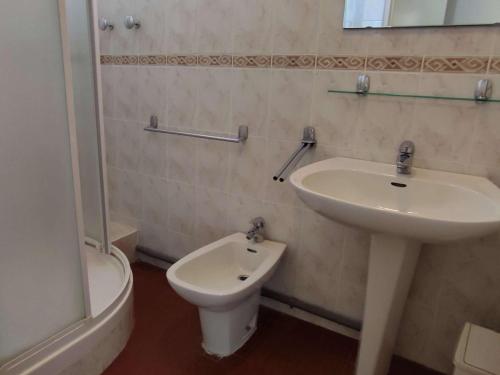une salle de bain avec un lavabo et des toilettes dans l'établissement Appartement 2 chambres avec terrasse au Lavandou - FR-1-308-122, au Lavandou