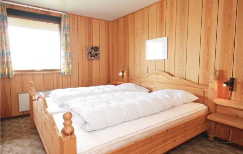 BjerregårdにあるBeautiful Home In Hvide Sande With Kitchenのベッドルーム(白いシーツを使用した大型ベッド1台付)