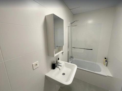 La salle de bains blanche est pourvue d'un lavabo et d'une douche. dans l'établissement Nueva andalucia, apartment for rent, à Marbella