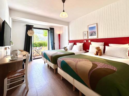 twee bedden in een hotelkamer met een teddybeer bovenop bij Hotel Le Provence - Restaurant Le Styx in La Palud sur Verdon