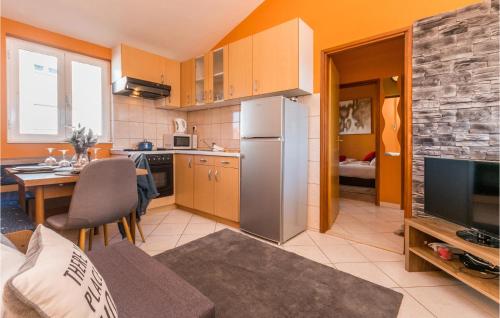 Kuchyňa alebo kuchynka v ubytovaní Amazing Apartment In Biograd Na Moru